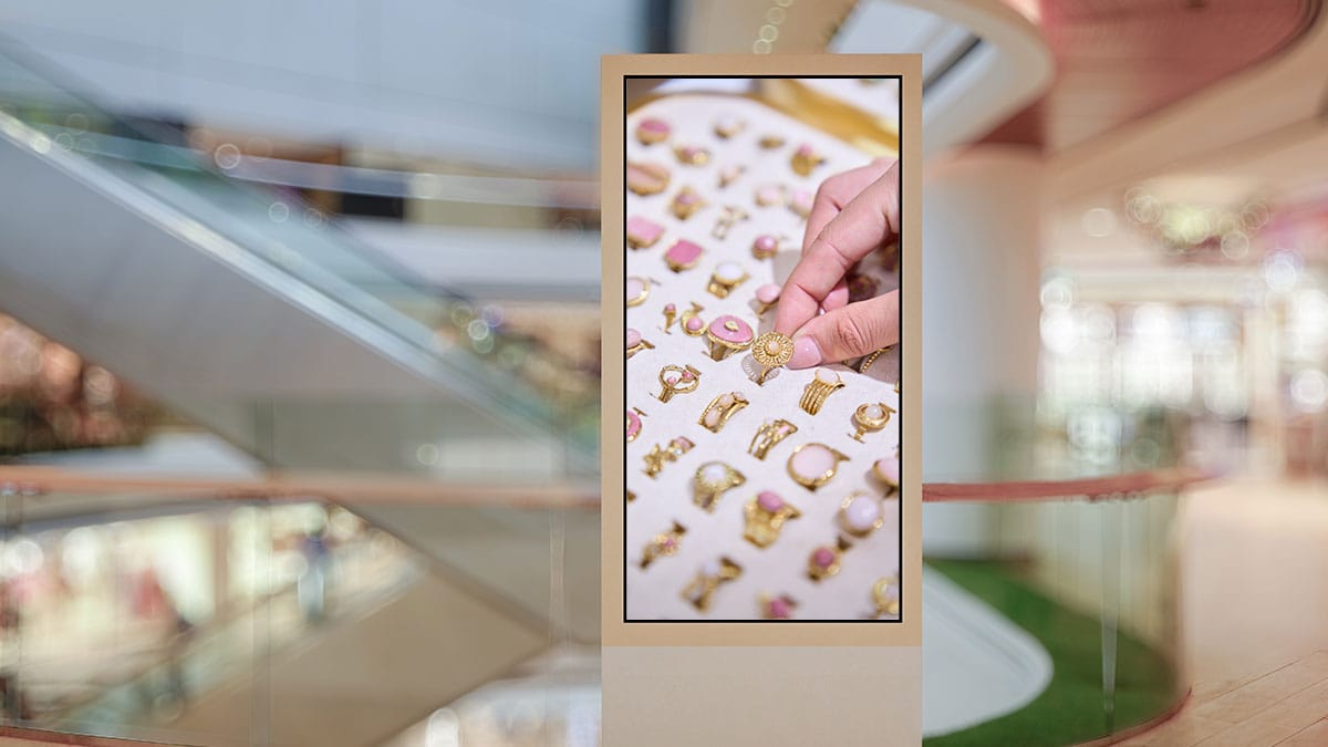 Digitaal reclamescherm met sieraden in een winkelcentrum