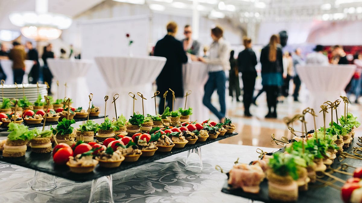 Hapjes op een buffet tijdens een evenement