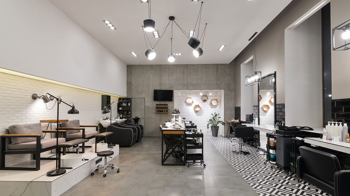 Moderne kapsalon met stoelen en spiegels