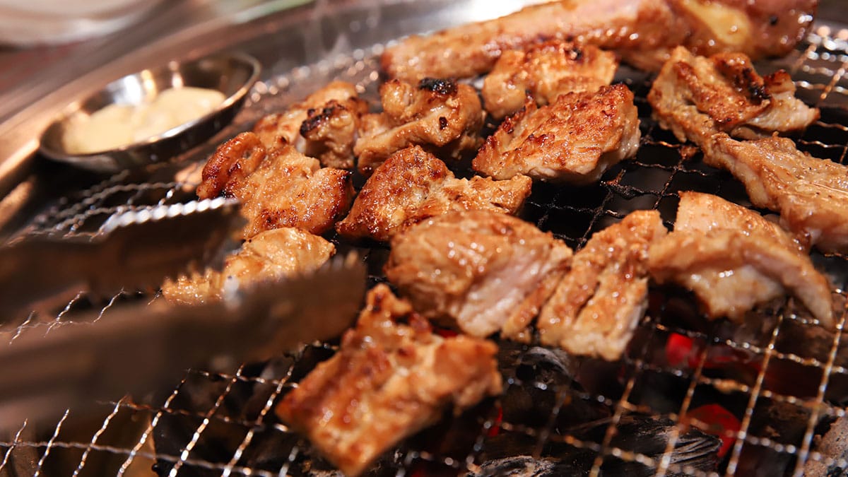 Vlees dat op een grill wordt geroosterd