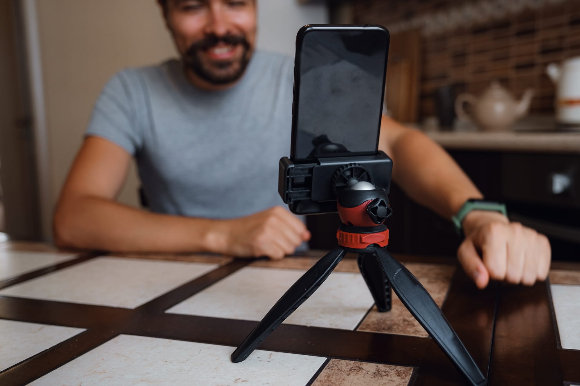 Telefoon op een statief filmt aan tafel