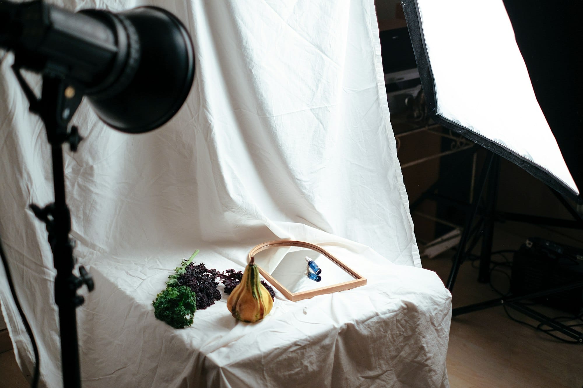 Productopstelling met studiolampen en wit doek voor productfotografie