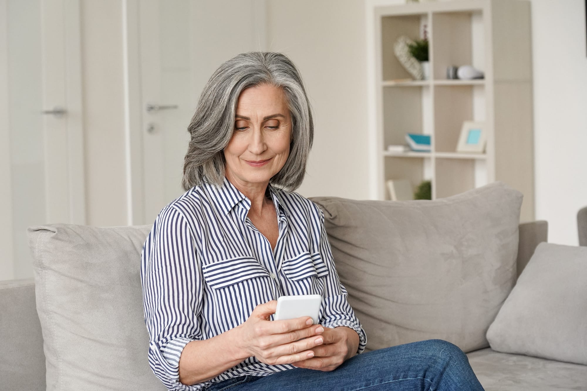 Vrouw zoekt iets op met haar telefoon
