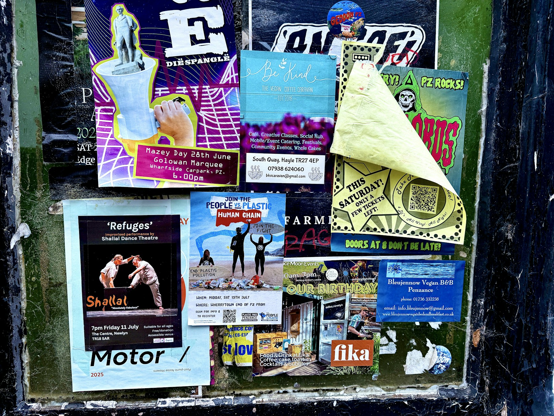 Kleurrijke flyers en evenementposters naast elkaar op een prikbord