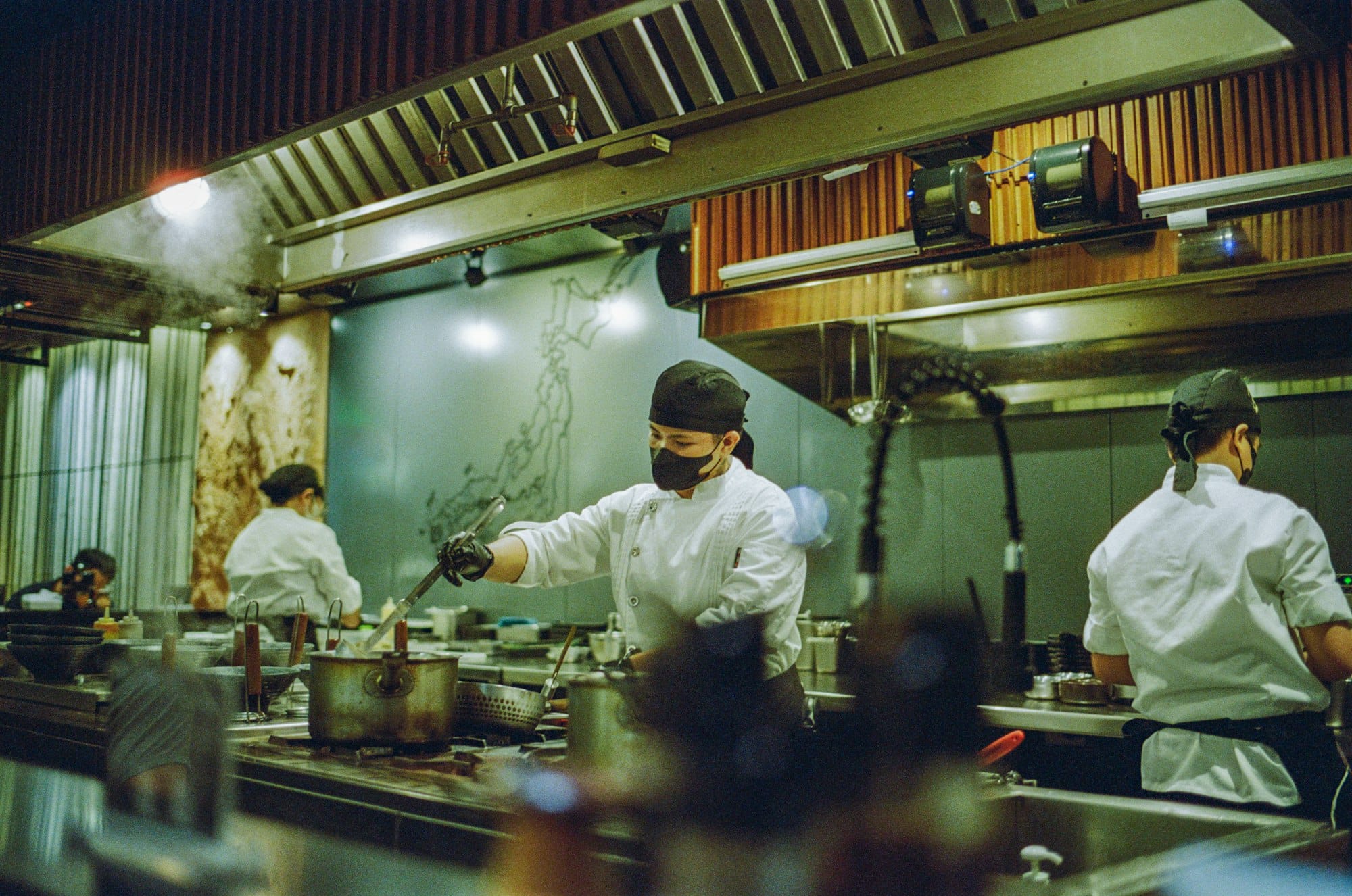 Koks aan het werk in een open restaurantkeuken met bonprinters