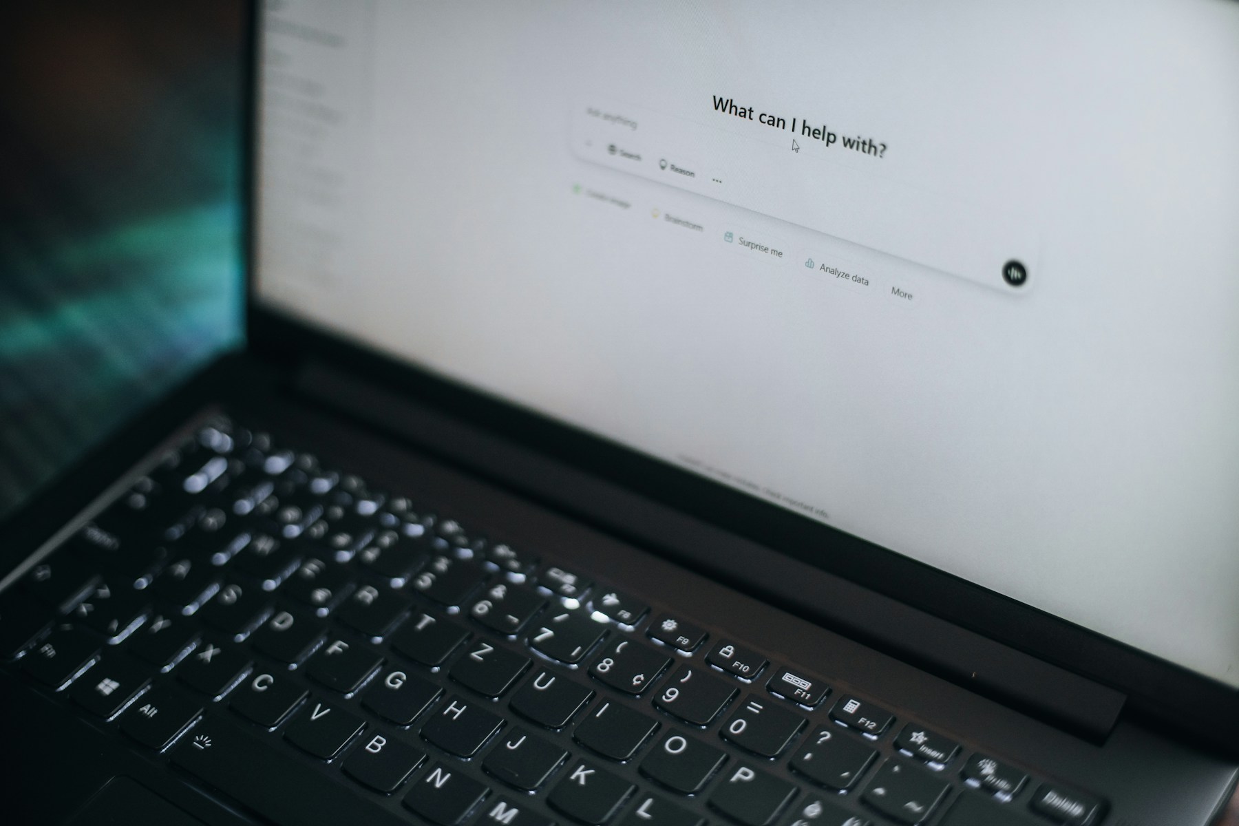 Laptop met het vraagveld van ChatGPT op het scherm