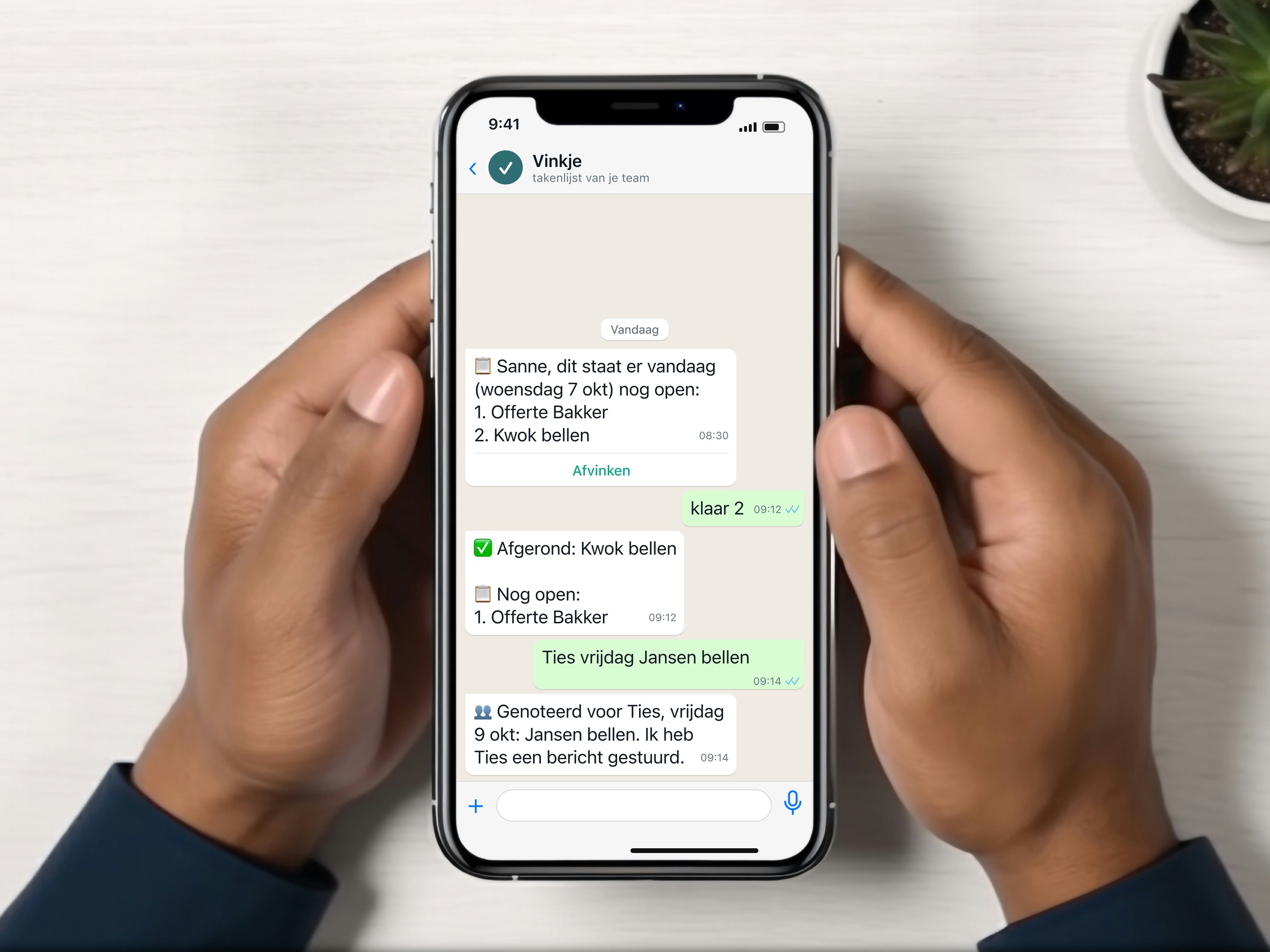 Twee handen houden een telefoon vast met een WhatsApp-gesprek met Vinkje, met het takenoverzicht van vandaag en een taak voor een collega